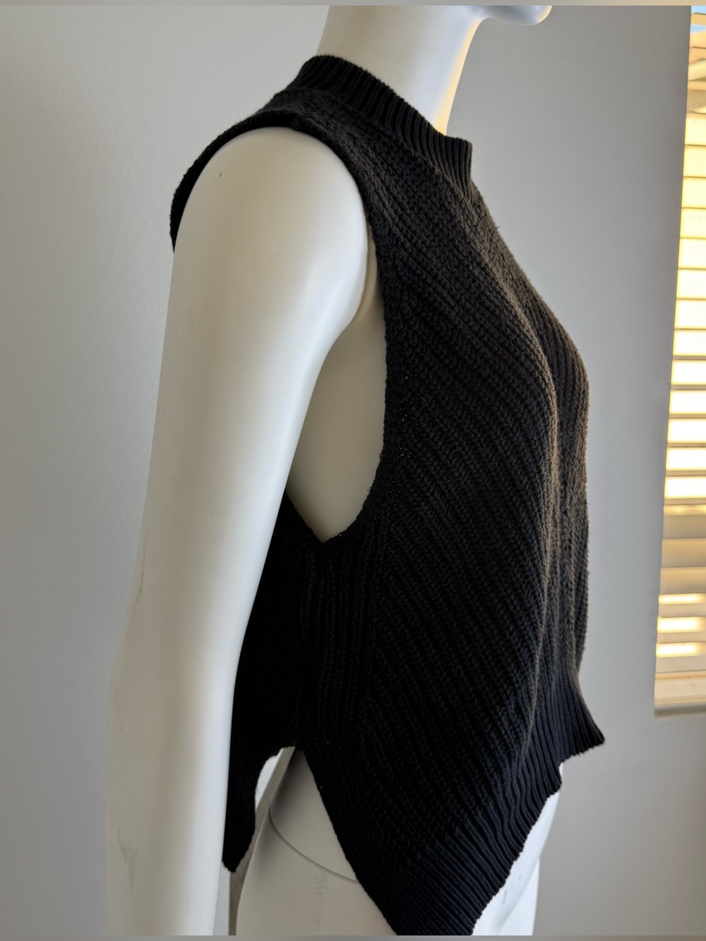 Express Black Ribbed Sleeveless Knit Top - Picture 4 of 10